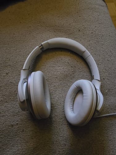 Cuffie Silver Oneodio appoggiate su un tappeto