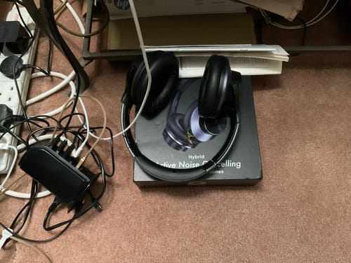 Cuffie Oneodio nere accanto a un impianto audio domestico