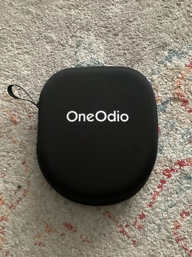 Custodia protettiva Oneodio su un tappeto