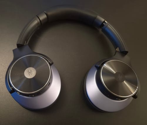 Primo piano delle cuffie Oneodio nere e dei relativi padiglioni auricolari