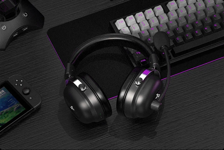 Commander-Headset auf einem Schreibtisch zwischen einer Tastatur und einer Handheld-Konsole
