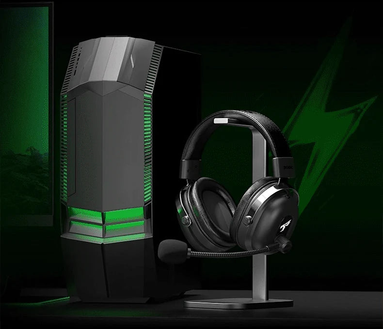Commander-Headset auf einem Ständer neben einem Desktop-Computer