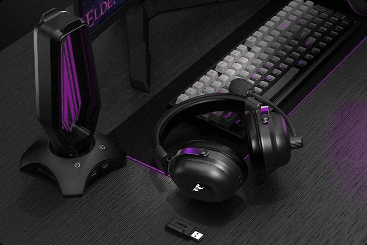Commander-Headset und USB-Empfänger auf einem Schreibtisch, mit gepolstertem Kopfbügel, silbernen Halterungen und Bügelmikrofon