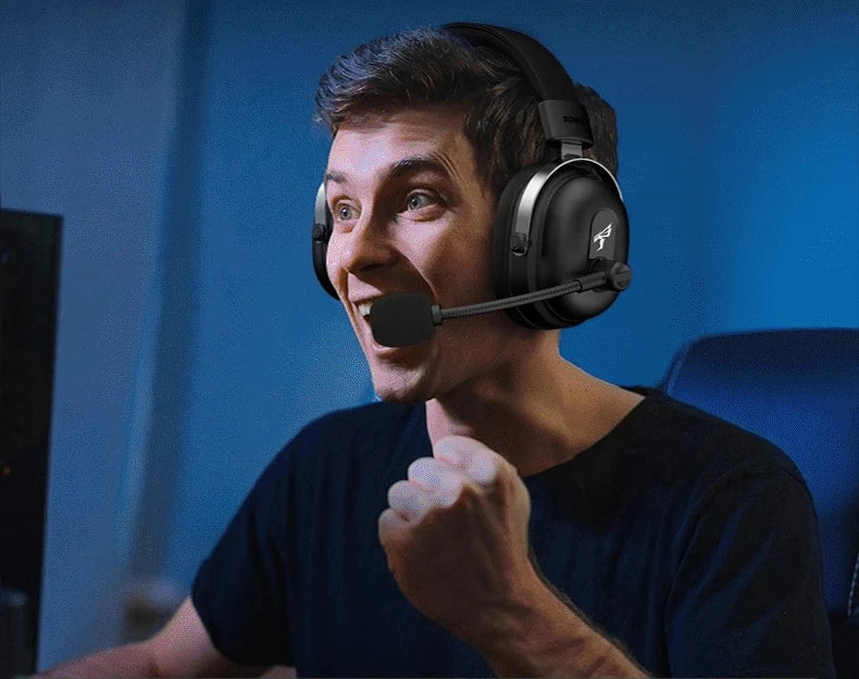 Gamer mit den großen Ohrpolstern des Commanders und positioniertem Bügelmikrofon