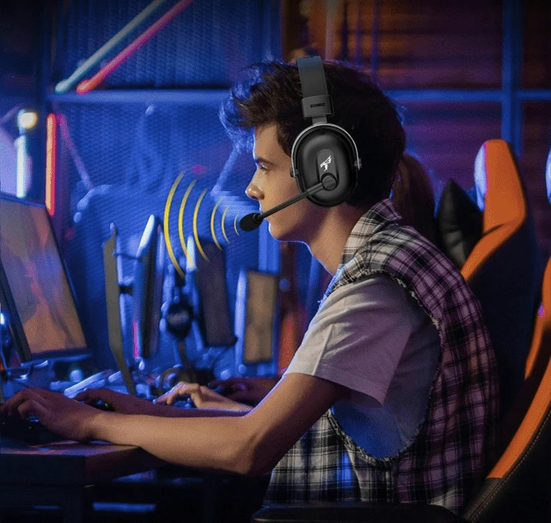 Spieler, der das verstellbare Bügelmikrofon des Commander-Headsets verwendet