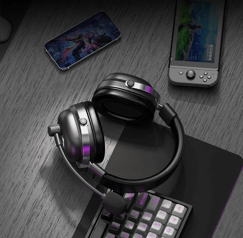 Commander-Headset neben einem Telefon, einer Handheld-Konsole und einer Tastatur