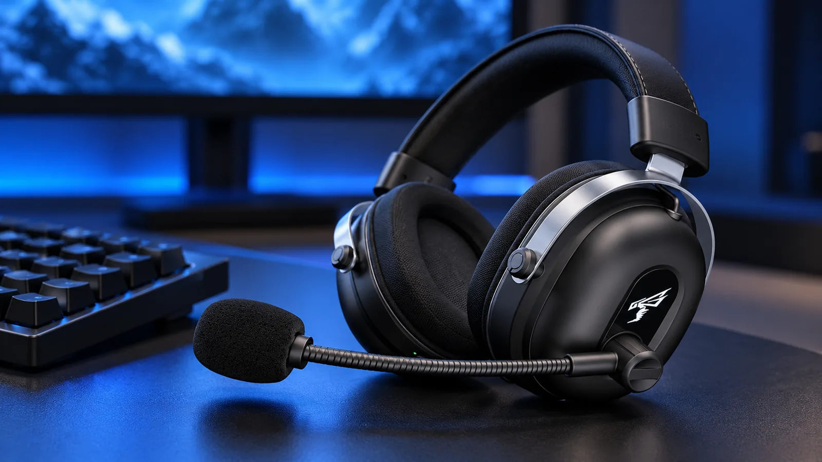 Commander-Wireless-Headset neben einer Tastatur in einem sanft blau beleuchteten Gaming-Setup